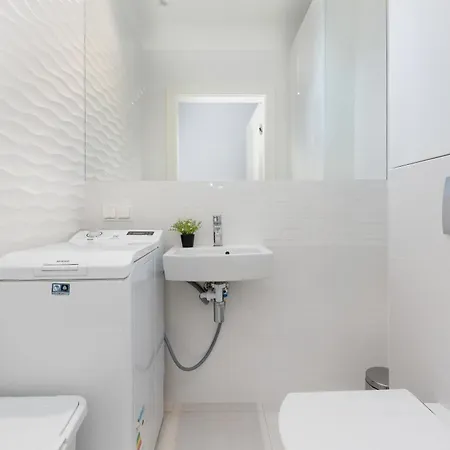 Cosy With Parking Nowaka-jezioranskiego Praga By Renters